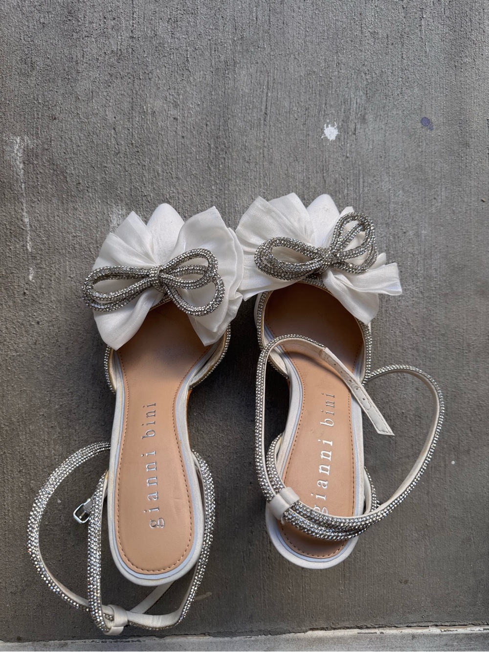 Gianni Bini Crystal Rhinestone Bow Heels Size 7 | White | Wedding | Like New